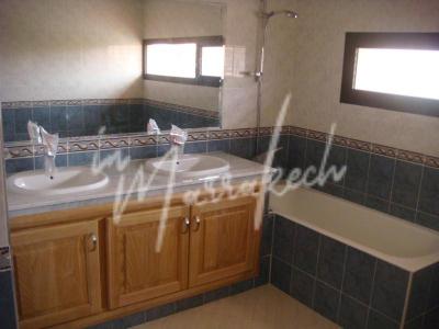 Belle villa avec un jardin à louer sur la route de casablanca