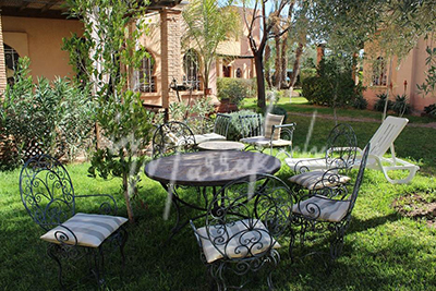 Pavillon à la vente dans un domaine avec piscine